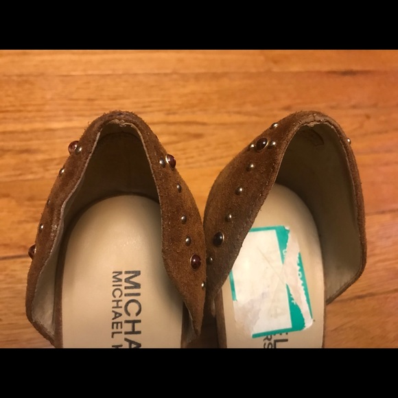 MICHAEL KORS BROWN SUEDE LEATHER POINTY TOE PUMPS - Picture 6 of 8